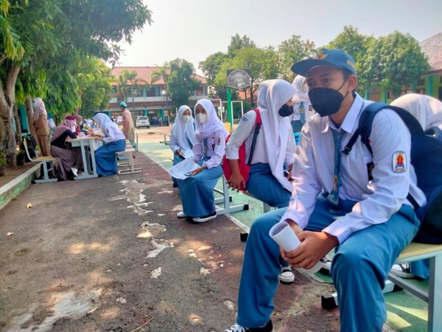 Peserta didik di Kota Cirebon Jawa Barat, menunggu giliran registrasi ulang.(Juan)