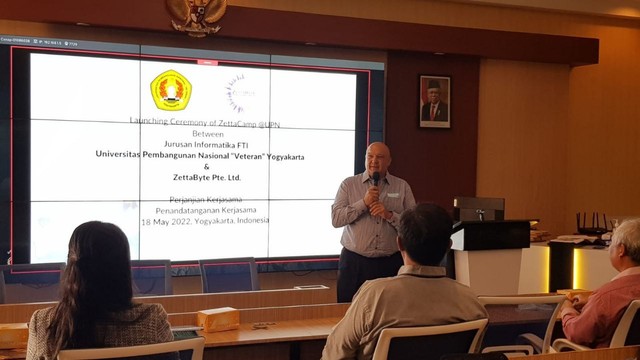 CTO ZettaByte, Chris Mugnier, saat memaparkan kerja sama dengan Universitas Pembangunan Nasional 'Veteran' Yogyakarta (UPNVY), Rabu (18/5/2022). Foto: Birgita/Tugu Jogja
