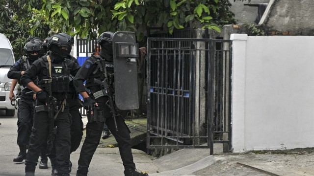 Petugas Densus 88 Antiteror Mabes Polri berusaha masuk ke dalam rumah kontrakan yang dihuni EY alias Rafli saat dilakukan penggeledahan di Kavling Barokah. Foto: ANTARA FOTO/Ariesanto