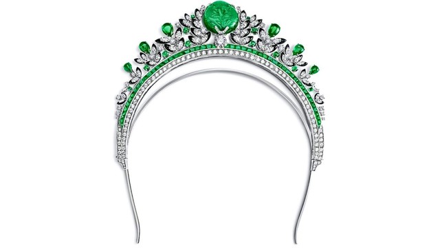 Bvlgari membuat mahkota unik, The Jubilee Emerald Green High Jewelry Tiara, untuk merayakan Platinum Jubilee Ratu Elizabeth II.  Foto: Instagram/@coutureandroyals