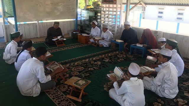 Pengajian tetap berlangsung di pesantren yang dipimpin Ustaz Abdullah Akib di Aceh Barat. Foto: Siti Aisyah/acehkini