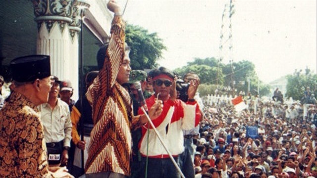 Peristiwa 20 Mei 1998 di Pagelaran Kraton Yogyakarta. Tampak Sri Sultan HB X berdampingan dengan Sri Paduka Pakualam VIII serta Korlap Widihasto di hadapan ribuan massa. Foto: Dok. Widihasto Wasana Putra