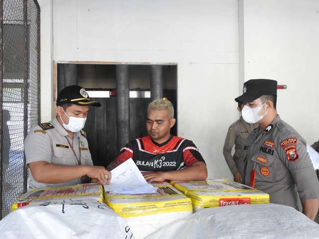 Balai Karantina Pertanian Kelas II Kota Ternate memeriksa dokumen ratusan kilogram daging sapi dan kambing asal Denpasar. Foto: Istimewa