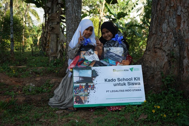 Sejumlah anak-anak di Lebak, Banten mendapatkan paket School Kit dari PT Legalitas Indo Utama bekerjasama dengan Dompet Dhuafa.