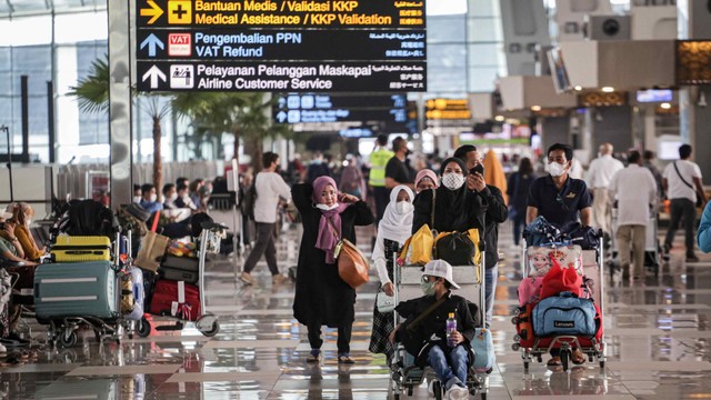 Sejumlah calon penumpang pesawat berjalan di Terminal 3 Bandara Internasional Soekarno Hatta, Tangerang, Banten, Rabu (18/5/2022). Foto: Fauzan/Antara Foto