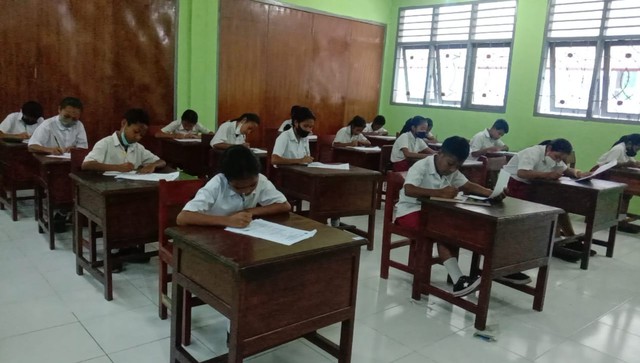 Keterangan foto: Pelaksanaan Ujian Akhir Sekolah hari kedua di SDK Lere, Desa Egon Gahar, Kecamatan Mapitara. Foto : Albert Aquinaldo