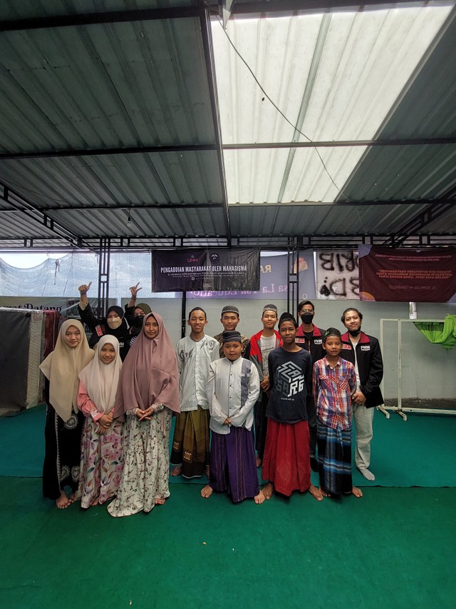 Foto bersama Kelompok 73 dan Pihak Panti dan Anak Anak di Panti Asuhan Darul Jundi (sumber: dok. pribadi)