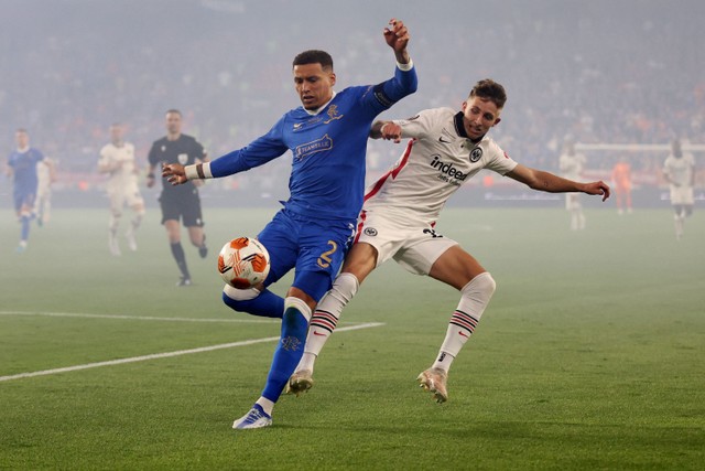 Pemain Eintracht Frankfurt Jesper Lindstrom berebut bola dengan pemain Rangers  James Tavernier pada pertandingan final Liga Europa di Stadion Ramon Sanchez Pizjuan, Seville, Spanyol.
 Foto: Matthew Childs/REUTERS