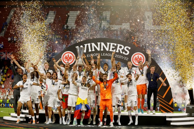 Pemain Eintracht Frankfurt merayakan juara Liga Europa usai mengalahkan Rangers di partai final di Stadion Ramon Sanchez Pizjuan, Seville, Spanyol. Foto: Albert Gea/REUTERS