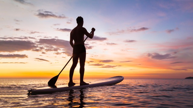 Ilustrasi pria naik paddleboard. Foto: Song_about_summer/Shutterstock