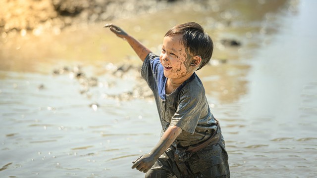 Ilustrasi anak bermain lumpur. Foto: Wuttichok Panichiwarapun/Shutterstock