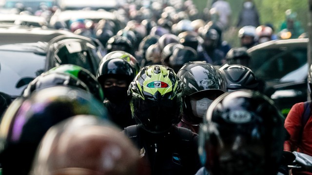 Kendaraan melintasi sejumlah ruas jalan di Jakarta pada Kamis (19/5/2022). Foto: Iqbal Firdaus/kumparan