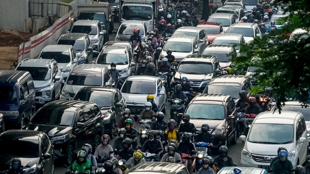 Kendaraan melintasi sejumlah ruas jalan di Jakarta pada Kamis (19/5/2022). Foto: Iqbal Firdaus/kumparan