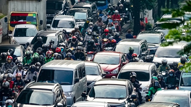 Kendaraan melintasi sejumlah ruas jalan di Jakarta pada Kamis (19/5/2022). Foto: Iqbal Firdaus/kumparan