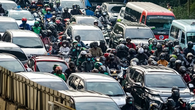 Kendaraan melintasi sejumlah ruas jalan di Jakarta pada Kamis (19/5/2022). Foto: Iqbal Firdaus/kumparan