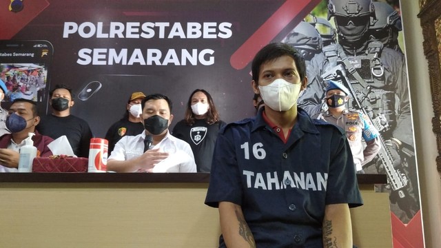 Konferensi Pers pria gelapkan motor pacar di Semarang, Rabu (18/5/2022). Foto: Polrestabes Semarang