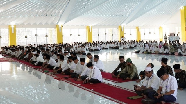 Sejumlah ASN di Pemkab Dharmasraya menggelar halal bihalal di Masjid Agung Dharmasraya, Rabu 18 Mei 2022. Foto: dok Humas Pemkab