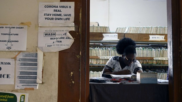 Seorang petugas kesehatan menunggu pasien untuk dilakukan vaksin COVID-19 di Banjul, Gambia, Afrika Barat, Rabu (11/5/2022). Foto: Ngouda Dione/Reuters