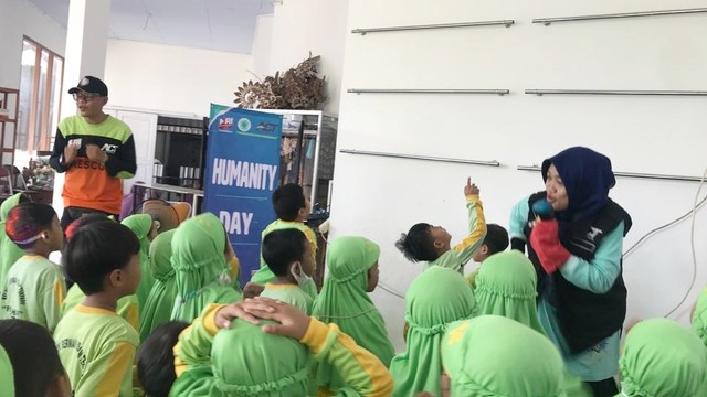 Masyarakat Relawan Indonesia Batang sedang mengajarkan mitigasi bencana melalui lagu-lagu kepada anak-anak KBIT Permata Hati Kebupaten Batang (18/5).