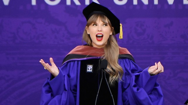 Taylor Swift mendapatkan gelar Doktor Kehormatan Seni Rupa. Foto: Angela Weiss/AFP