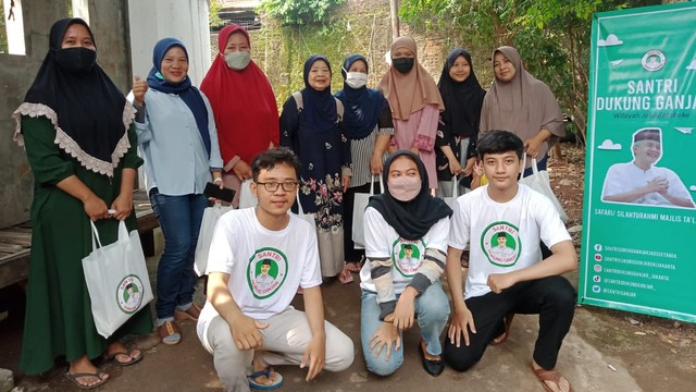 Relawan Santri Dukung Ganjar Jakarta mengunjungi Majelis Taklim Ar-Rahman yang berada di Pondok Kelapa, Jakarta Timur, Kamis (19/5/2022). Foto: Dok. Istimewa