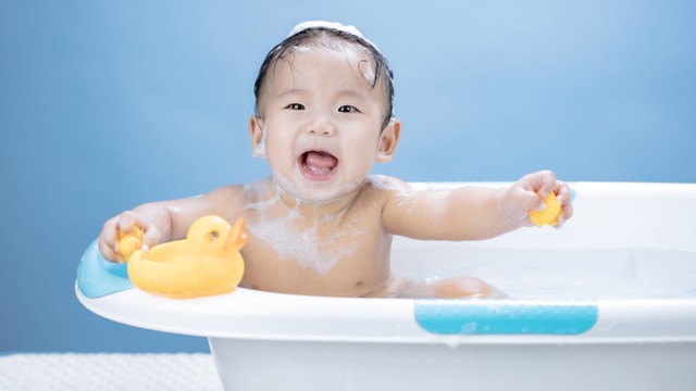 6 Tips agar Bayi Tidak Rewel saat Mandi (4532)