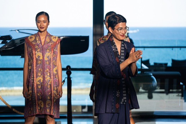 The Apurva Kempinski Bali menghadirkan peragaan busana dan pameran 100 kain Nusa Tenggara bersama Asha Smara Darra. Foto: Dok. The Apurva Kempinski Bali