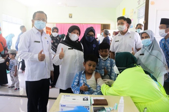 Anak di Bintan diimunisasi campak (Foto: Ist)