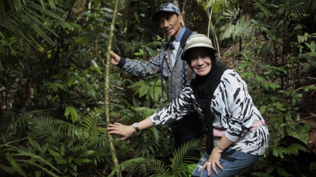 Bupati Gorontalo, Nelson Pomalingo dan istrinya Fory Naway, menjelajahi keindahan kawasan Suaka Margasatwa Nantu. Kamis, (19/5). Foto: Dok istimewa
