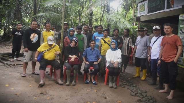 Selang beberapa jam menapaki kawasan hutan lindung itu, rombongan ini akhirnya tiba di pos Yayasan Adudu International. Foto: Dok istimewa