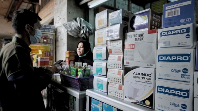 Suasana di kios yang menjual obat dan alat kesehatan di Pasar Pramuka, Jakarta, Kamis (19/5/2022). Foto: Jamal Ramadhan/kumparan