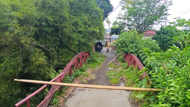 Jembatan Merah Gejayan di Kecamatan Depok, Kabupaten Sleman, Kamis (19/5/2022). Jembatan tersebut terkenal dengan sejumlah mitos gaib. Foto: Arfiansyah Panji Purnandaru/kumparan