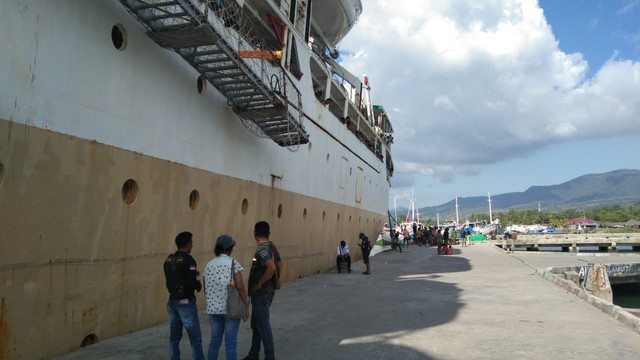 Keterangan foto:KM Sirimau berhasil sandar di Pelabuhan Lewoleba, Kamis (19/5) siang. Foto:Tedi Lagamaking.