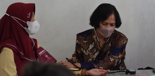 Peduli Kesehatan Balita & Lansia, Mahasiswa KKNT 95 Bantu Kegiatan Posyandu (64098)