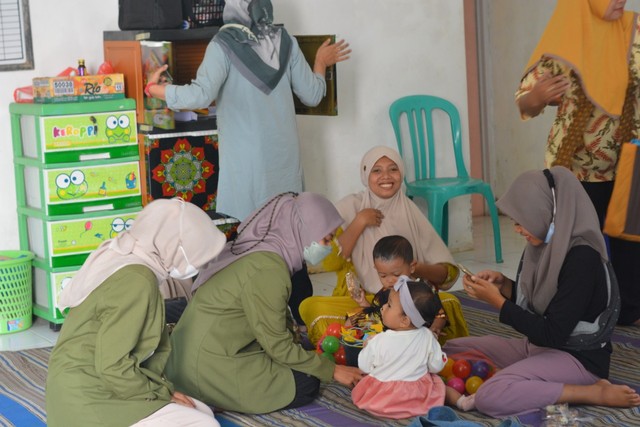 Peduli Kesehatan Balita & Lansia, Mahasiswa KKNT 95 Bantu Kegiatan Posyandu (64099)