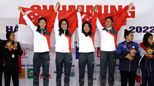 Atlet Perenang Singapura En Yi Letitia Sim, Jing Wen Quah, Ting Wen Qua dan Bonnie Lu-Anne Yeo merayakan di podium setelah memenangkan emas pada SEA Games 2021 di Kompleks Olahraga Nasional, Hanoi, Vietnam, Rabu (18/5/2022). Foto: Chalinee Thirasupa/REUTERS