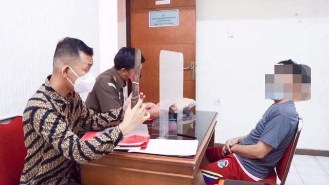 Jaksa memeriksa tersangka seorang ayah yang perkosa anak kandung sendiri di Depok, Kamis (19/5/2022). Foto: Dok. Istimewa