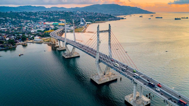 Jembatan Merah Putih di Ambon. Foto: Akhmad Dody Firmansyah/Shutterstock