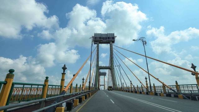 Jembatan Siak Tengku Agung Sultanah Latifah. Foto: Imam Fahroji/Shutterstock