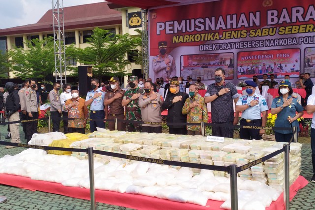 Pemusnahan narkotika jenis sabu seberat 1,2 ton di Mapolda Jawa Barat pada Kamis (19/5/2022). Foto: Rachmadi Rasyad/kumparan