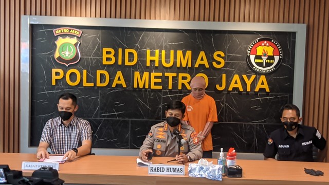 Kabid Humas Polda Metro Jaya Kombes Pol Endra Zulpan berbicara saat jumpa pers kasus pembunuhan berencana di Polda Metro Jaya, Kamis (19/5/2022). Foto: Jonathan Devin/kumparan