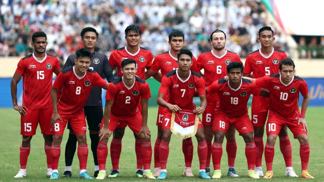 Pemain Indonesia berpose untuk foto grup sebelum pertandingan melawan Thailand di semi final SEA Games di Stadion Thien Truong, Nam Dinh, Vietnam. Foto: Chalinee Thirasupa/Reuters