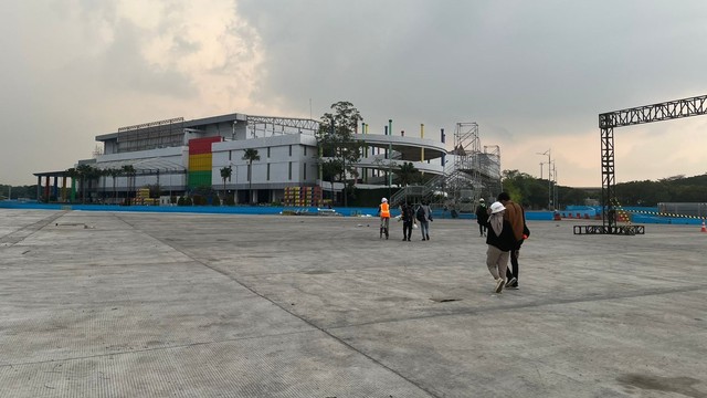 Progres pembangunan sirkuit Formula E, Jakarta Utara, Kamis (19/5/2022). Foto: Haya Syahira/kumparan
