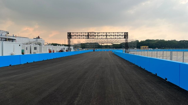 Progres pembangunan sirkuit Formula E, Jakarta Utara, Kamis (19/5/2022). Foto: Haya Syahira/kumparan