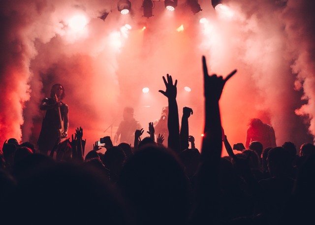 Ilustrasi konser musik metal, Foto: Pexels.