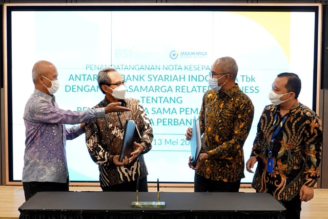PT Bank Syariah Indonesia Tbk (BSI) menandatangani Nota Kesepahaman dengan PT Jasa Marga Related Business untuk pengembangan bisnis di sekitar koridor ruas jalan tol milik Jasa Marga Group. Foto: Dok. BSI