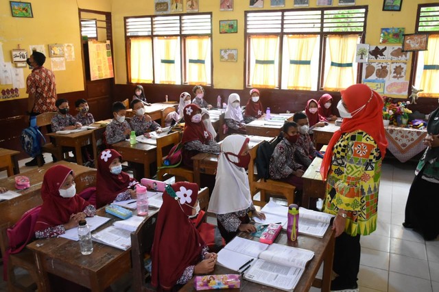 Pelaksanaan PTM penuh di salah satu SD di Bandar Lampung | Foto : Ist