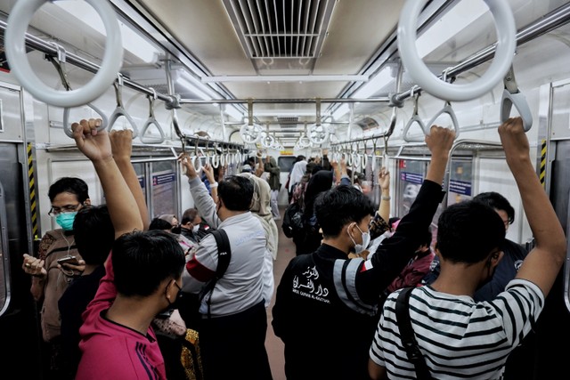 Penumpang mengunakan kereta rel listrik (KRL) di Stasiun Manggarai, Jakarta, Kamis (19/5/2022). Foto: Jamal Ramadhan/kumparan