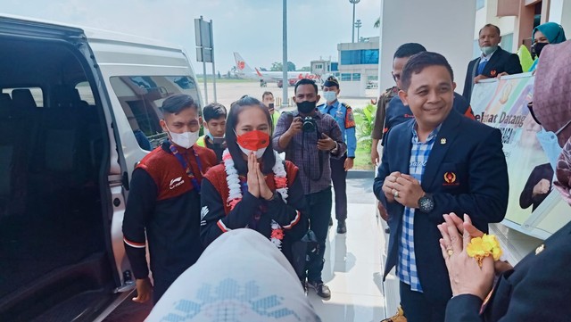 Melisa Try Andani dan M. Ali Mardiansyah, yang tiba di Bandara Sultan Thaha Jambi mendapatkan sambutan. (Foto: Jambikita)