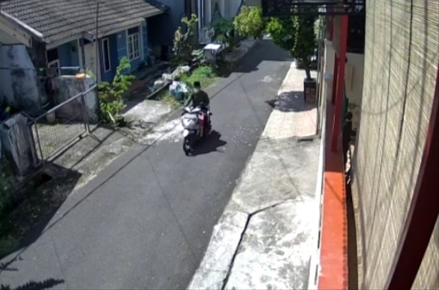 Pria berpeci mencuri sepeda motor miliki perempuan penjual produk Yakult di Kota Jambi. (Foto: Istimewa)